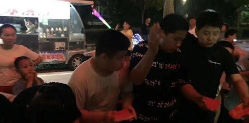 哥谭市的吃瓜群众在哪里,揭秘吃瓜群众的聚集地